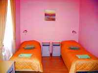 Спальня с раздельными кроватями в каменном бунгало Пансионат Совиньон