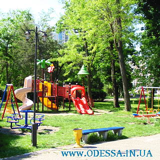 Детская площадка в парке у моря Санаторий Одесса для лечения детей